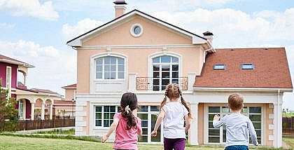 اطفال أمام منزل