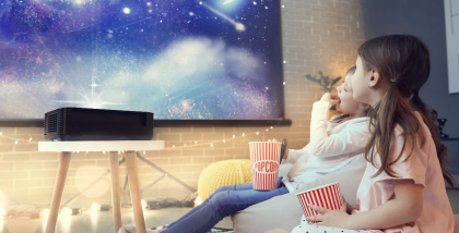 اطفال يشاهدون سينما في المنزل