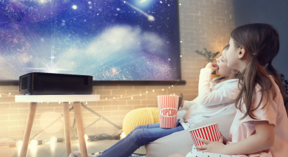 اطفال يشاهدون سينما في المنزل