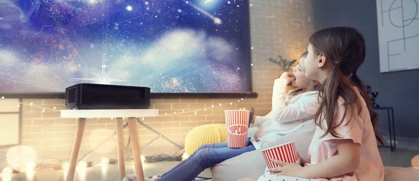 اطفال يشاهدون سينما في المنزل
