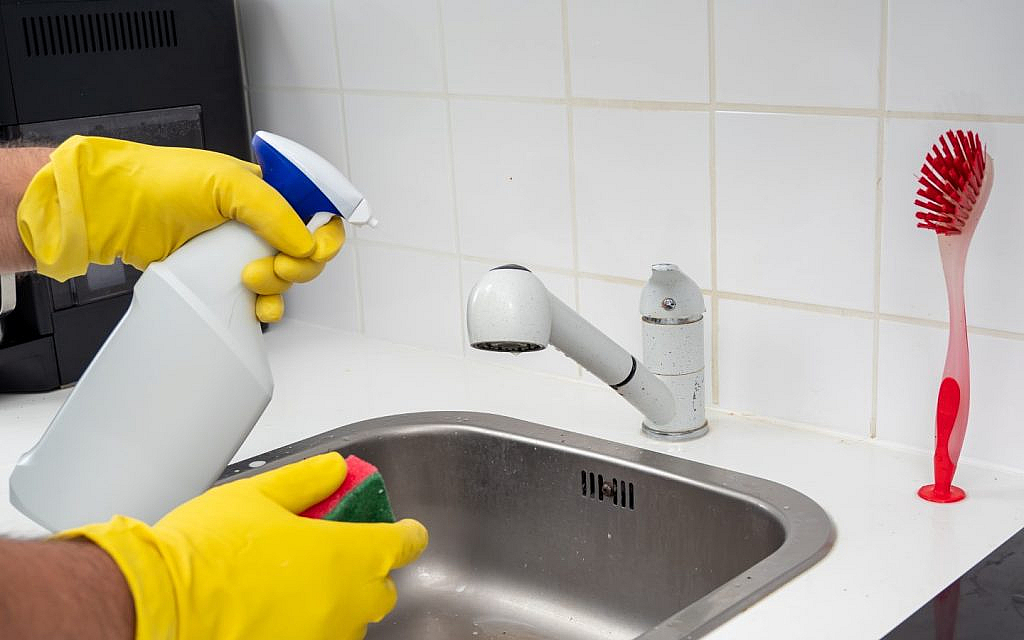 تنظيف حوض المطبخ