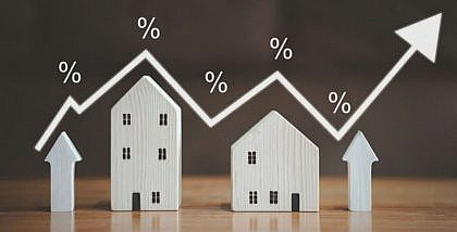 مجسمات بيوت مع سهم يدل على ارتفاع ونخفاض أسعارها