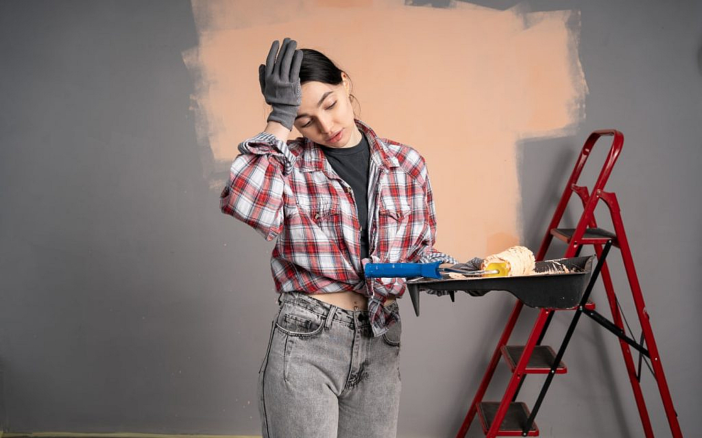 فتاة تقوم بطلاء جدار
