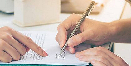 رجل يوقع ورقة