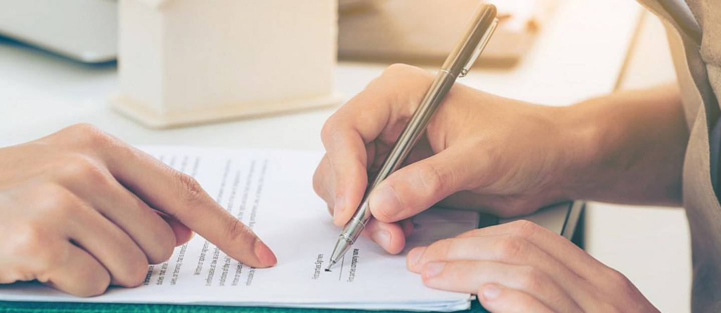 رجل يوقع ورقة