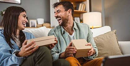 زوجان يحملان هدايا