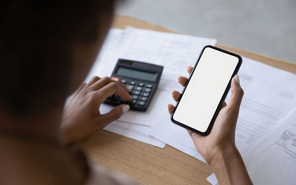 Calculating home refinancing cost in a mobile