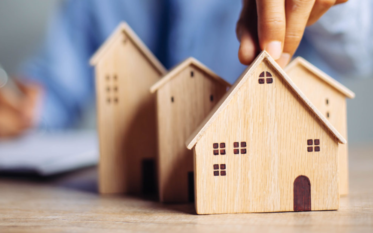 رجل يمسك مجسم منزل