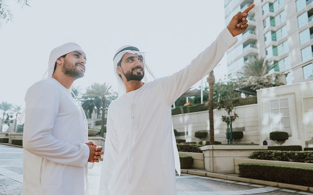 رجلان ينظران الى عقار