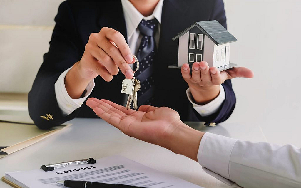 رجل يمسك مجسم منزل