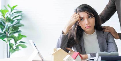 سيدة تعمل بمجال الوساطة العقارية