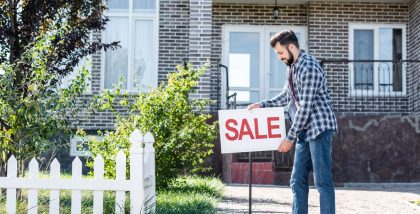 شخص يعرض منزله للبيع