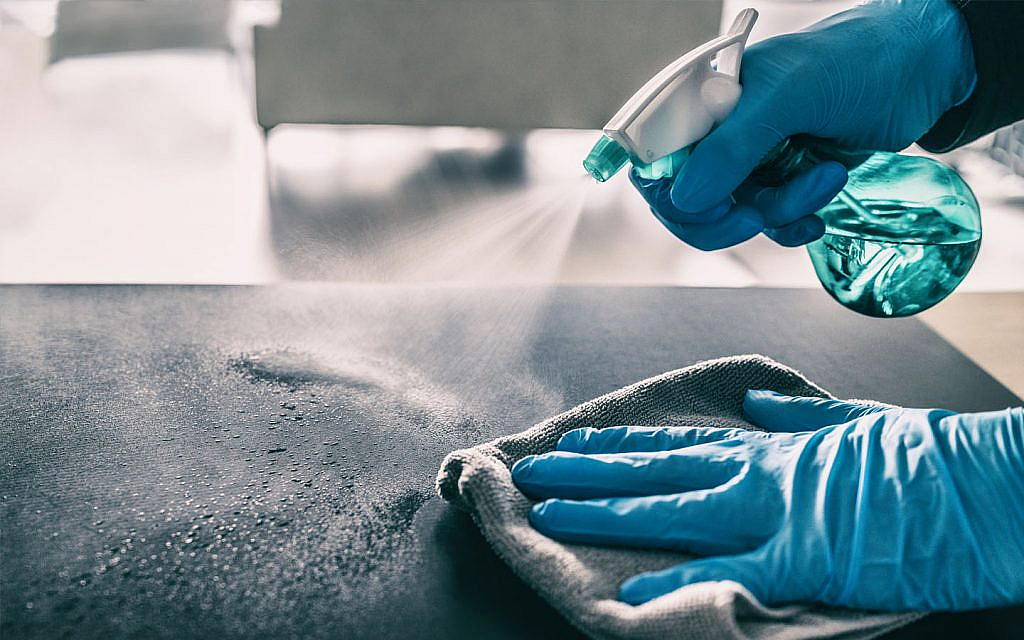 شخص يمسح سطح طاولة