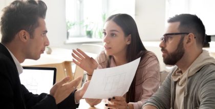 رجل وامرأة مع وكيل عقاري