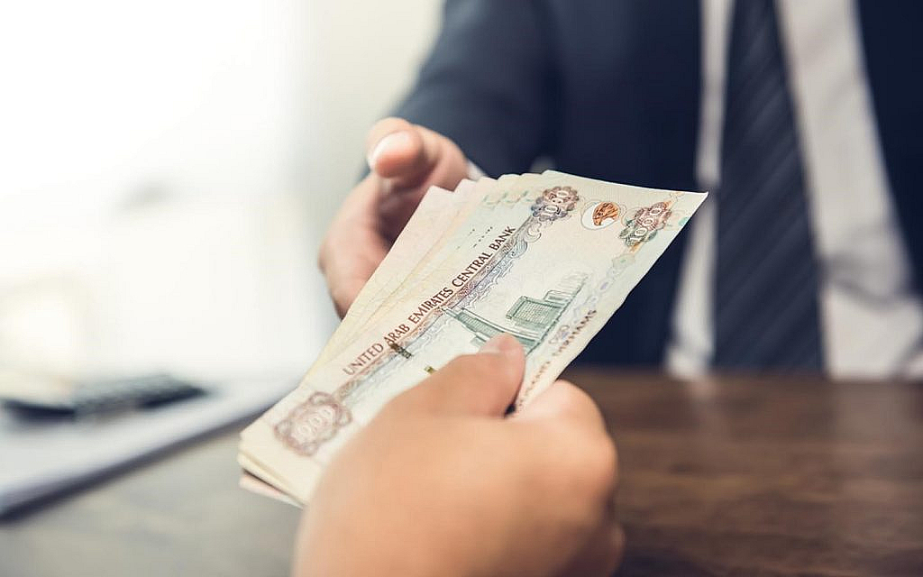 شخص يسلم المال إلى شخص آخر