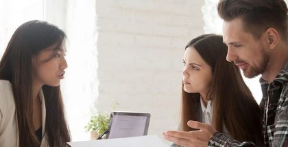 أشخاص يتحدثون