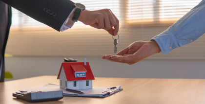 شخص يسلم مفتاح منزل إلى شخص آخر