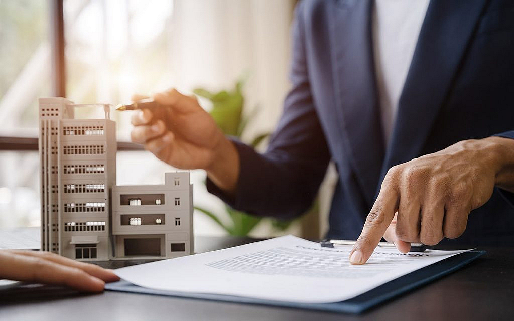 مجسم عمارة وخص يقرأ وثيقة