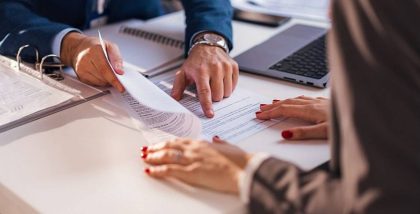 شخصان يطلعان على ورقة