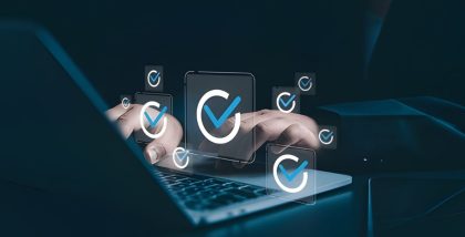 شخص يستخدم اللابتوب مع لوحة معلومات افتراضية