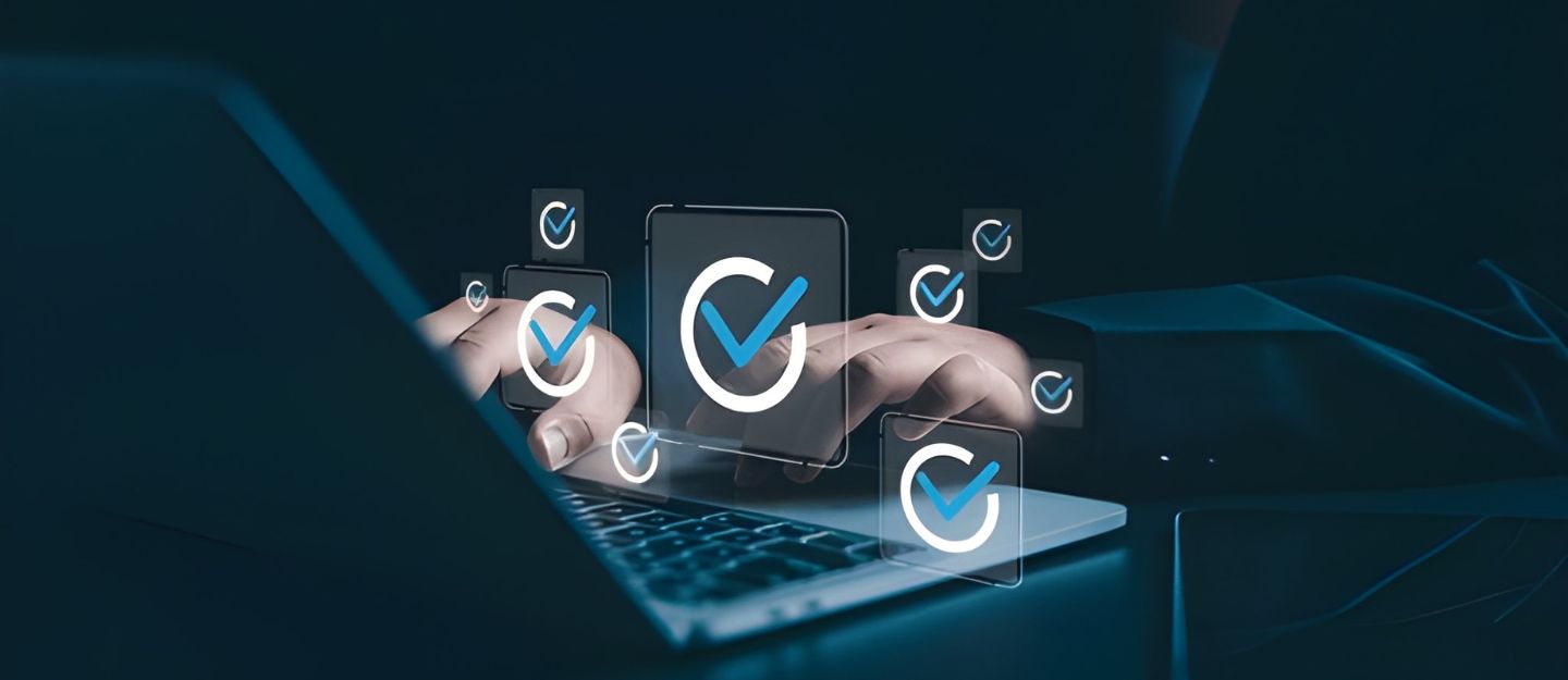 شخص يستخدم اللابتوب مع لوحة معلومات افتراضية