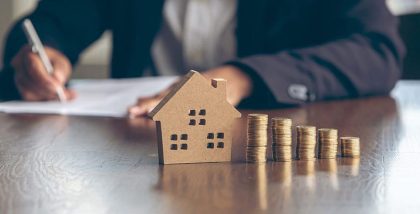 مجسم منزل وعملات معدنية