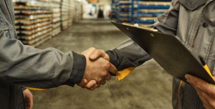 شخصان يصافحان بعضهما في مستودع