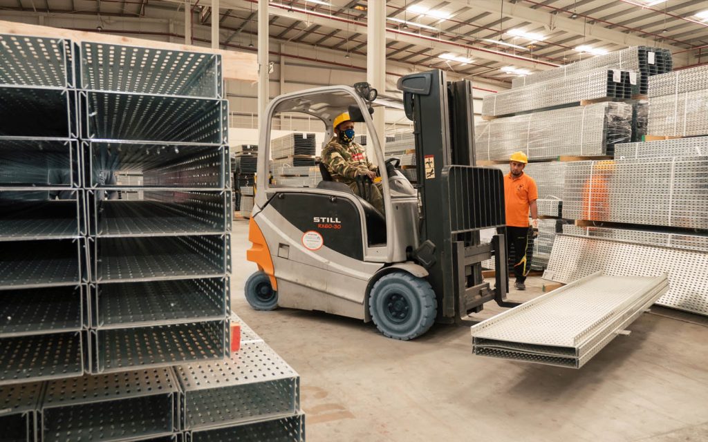 سيارة رفع في مستودع