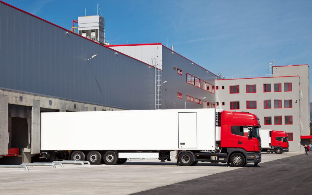 شاحنة بجانب مستودع