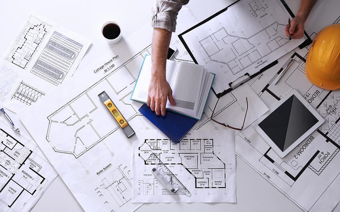 مهندس وأوراق هندسية