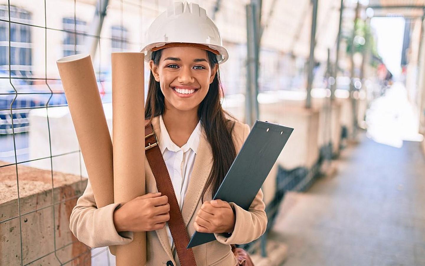 مهندسة تحمل مخططات
