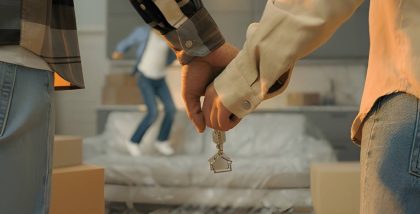 زوج وزوجة يحملان مفتاح منزل