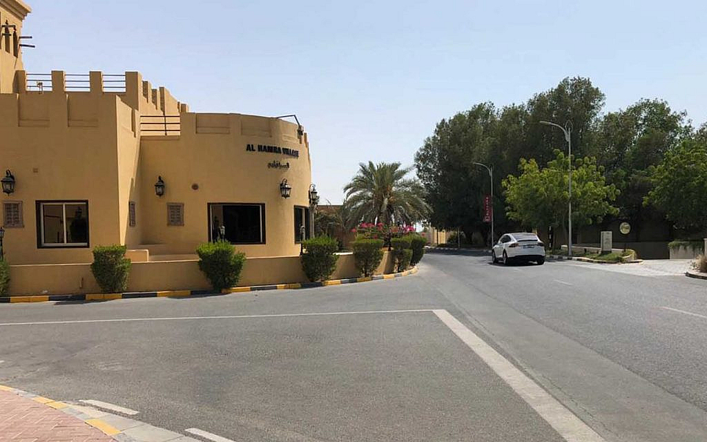 فيله في القرية الحمراء