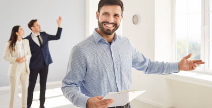 وكيل عقاري مع أشخاص في المنزل