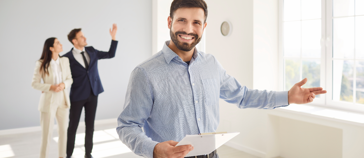 وكيل عقاري مع أشخاص في المنزل