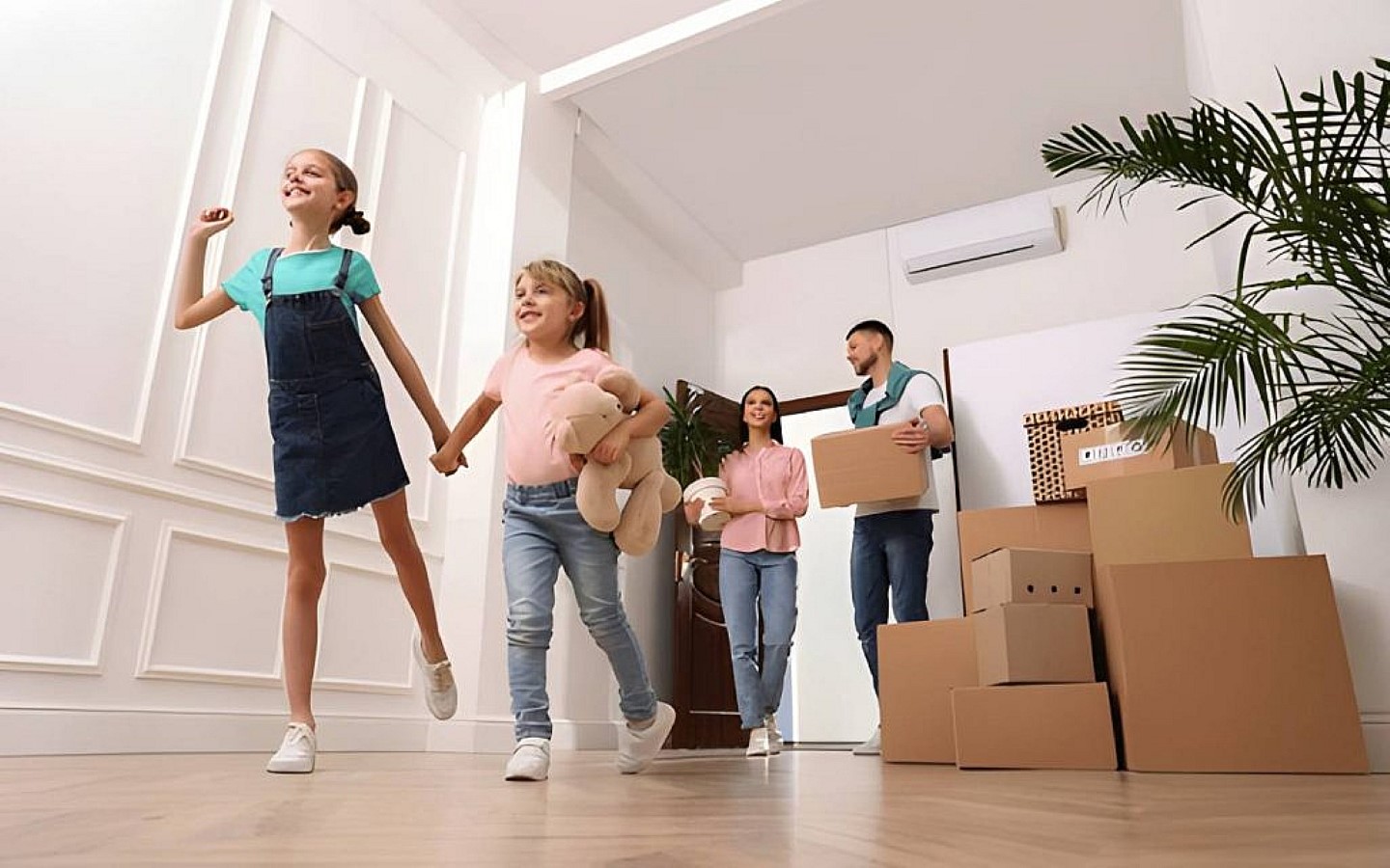 عائلة تنتقل لسكن جديد