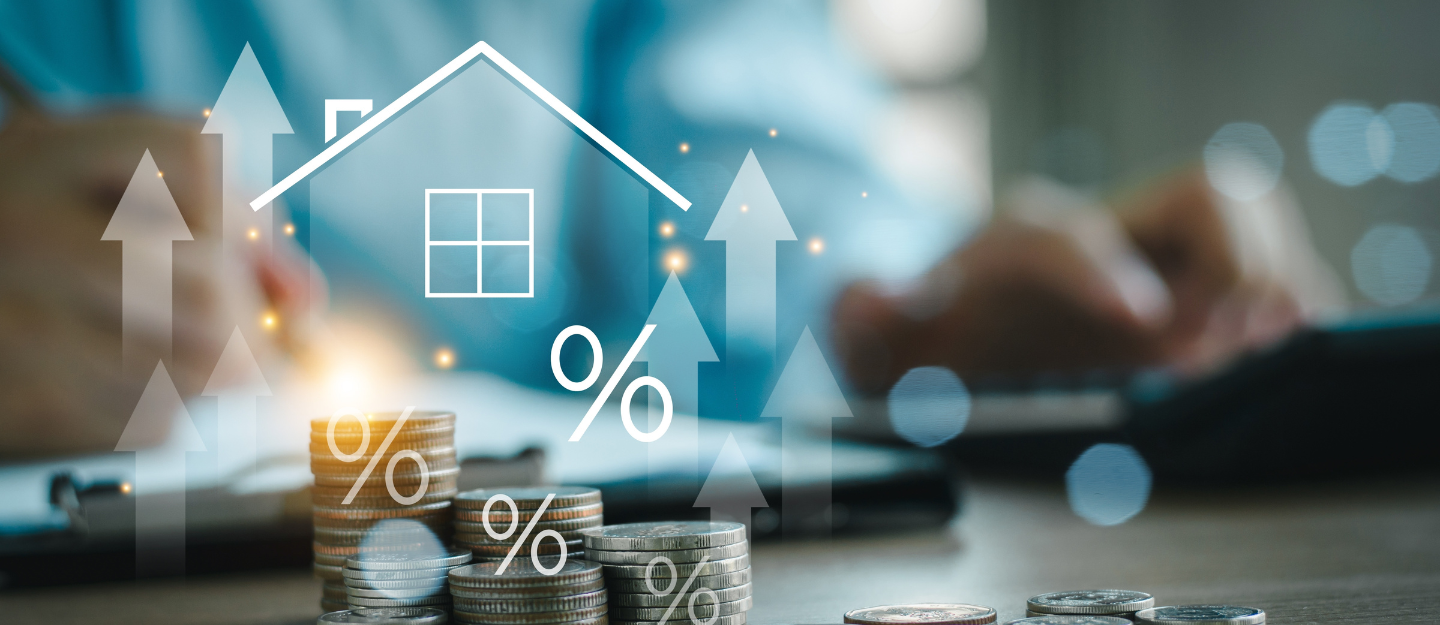 نقود مع مجسم منزل