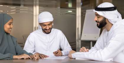 وكيل عقاري مع زوجين