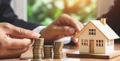 مجسم منزل مع قطع نقدية