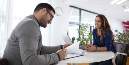 شخصان في مقابلة