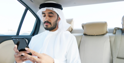 رجل عربي يستخدم هاتفاً ذكياً