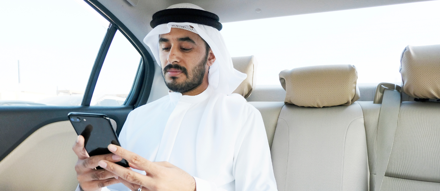 رجل عربي يستخدم هاتفاً ذكياً