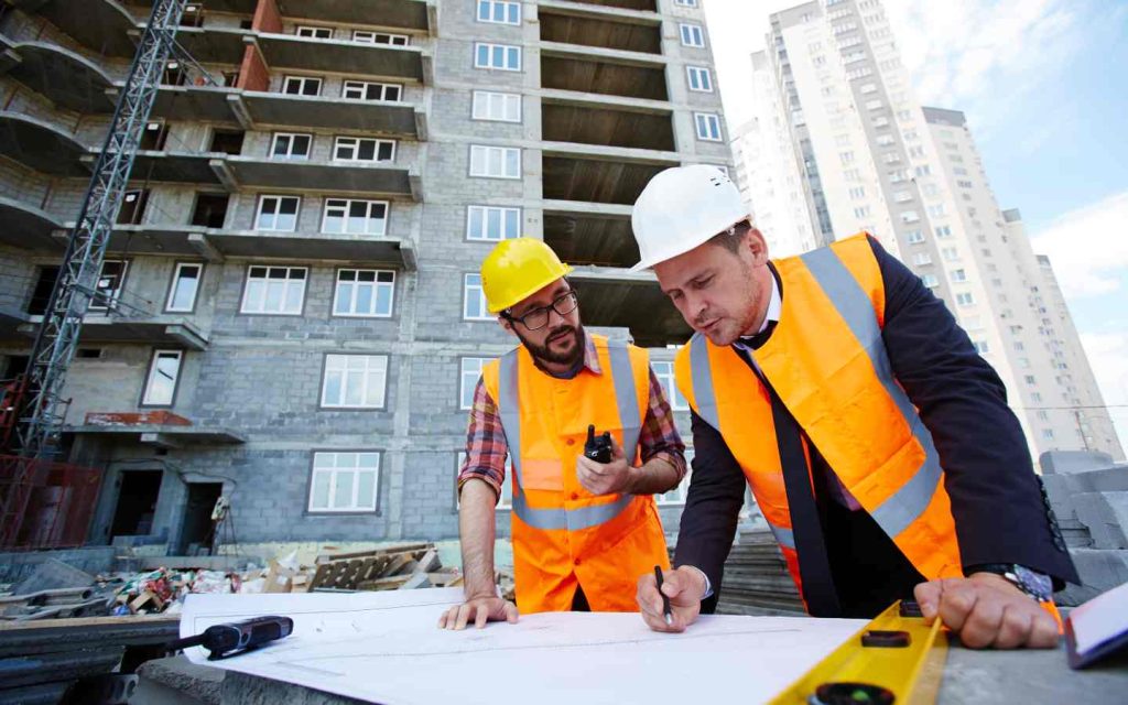 شخصان ينظران على مخططات بناء