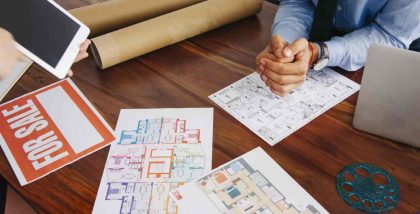 شخص يطلع على مخططات عقار