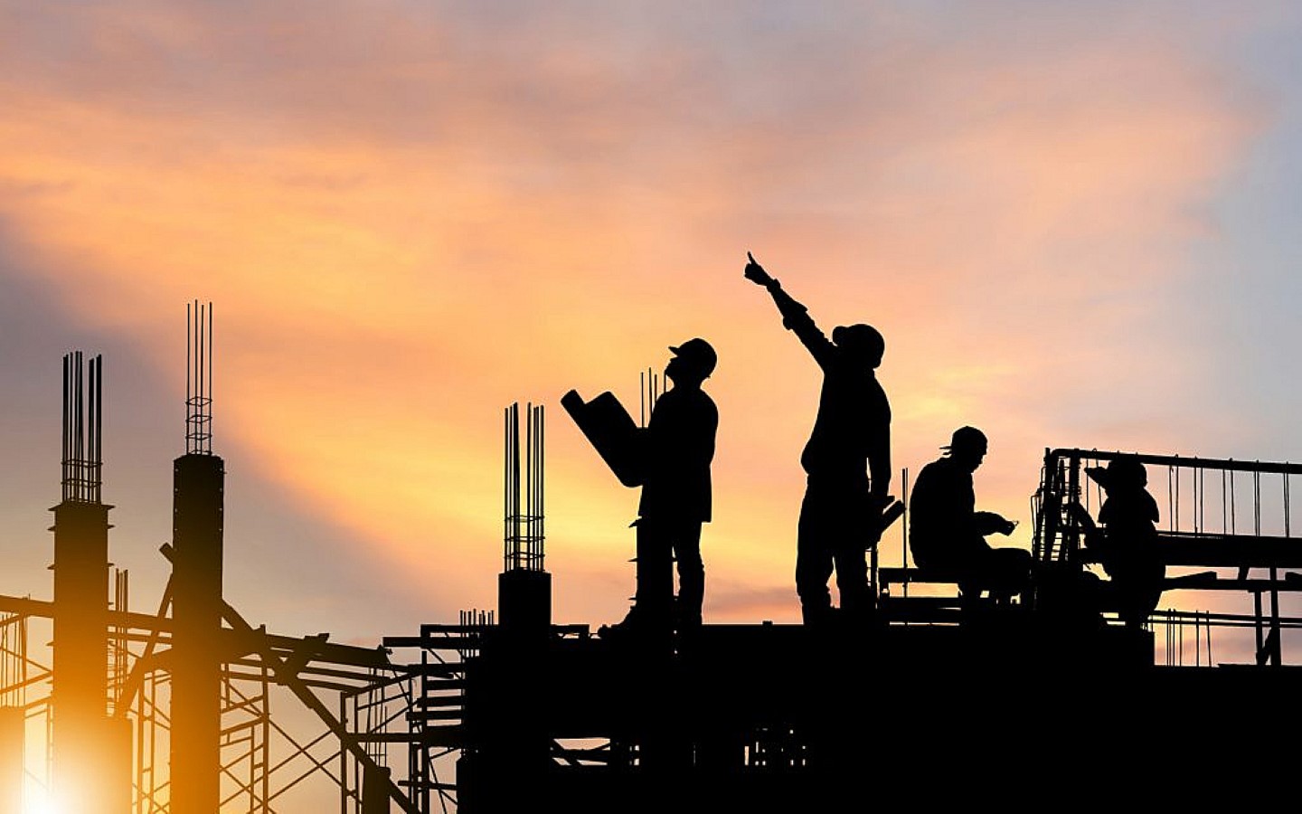 مهندسون في موقع بناء