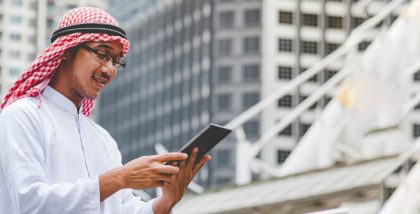 شخص يستخدم هاتف