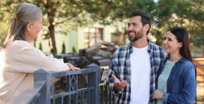 أشخاص يتحدثون مع بعض