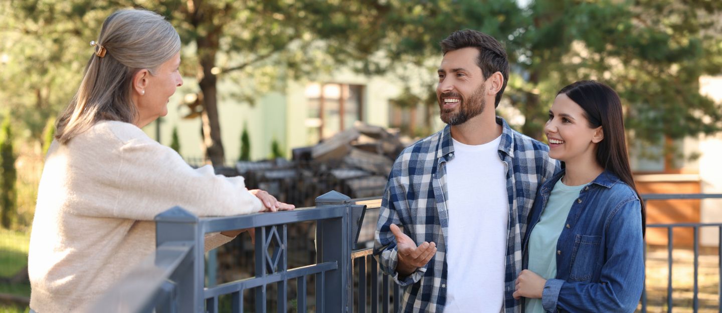 أشخاص يتحدثون مع بعض