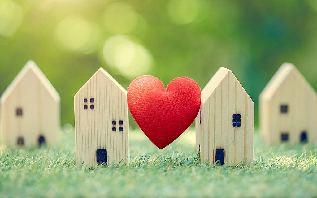 رسم لقلب أحمر مع مجسمات منازل