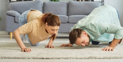 اشخاص يشمون السجادة